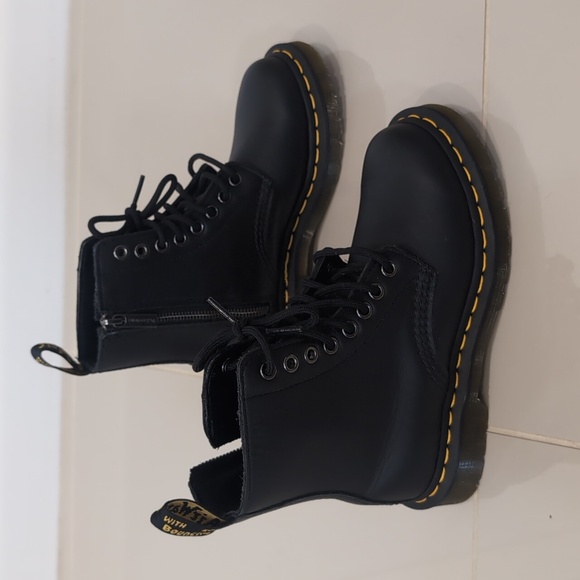 Doc Martens sz 5 - Picture 2 of 11